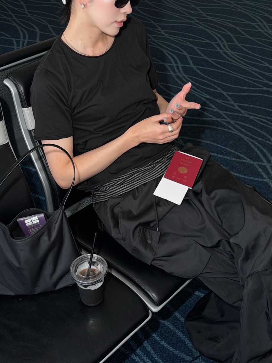 giro__tanaka's tweet photo. Airport black outfit 🕶️💻🖤
最近買ったアシックス。
レザー風の艶感が好きすぎる🖤🪝 https://t.co/DsuEvxHqvG