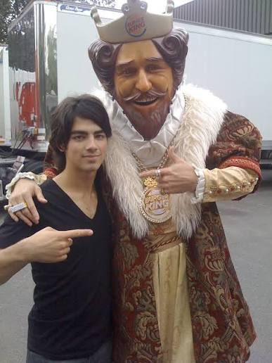 finallyimfound7's tweet photo. Things I learned in ep35 of Hey Jonas:
- Joe writes movie reviews on Letterboxd
- Joe wouldn’t be friends with his brothers if they weren’t brothers
- Nick isn’t a nothing-talker but locks in with venting
- Joe’s 1st commercial was Burger King..he cried
(Cont. in comments) https://t.co/SAINHQMUqh