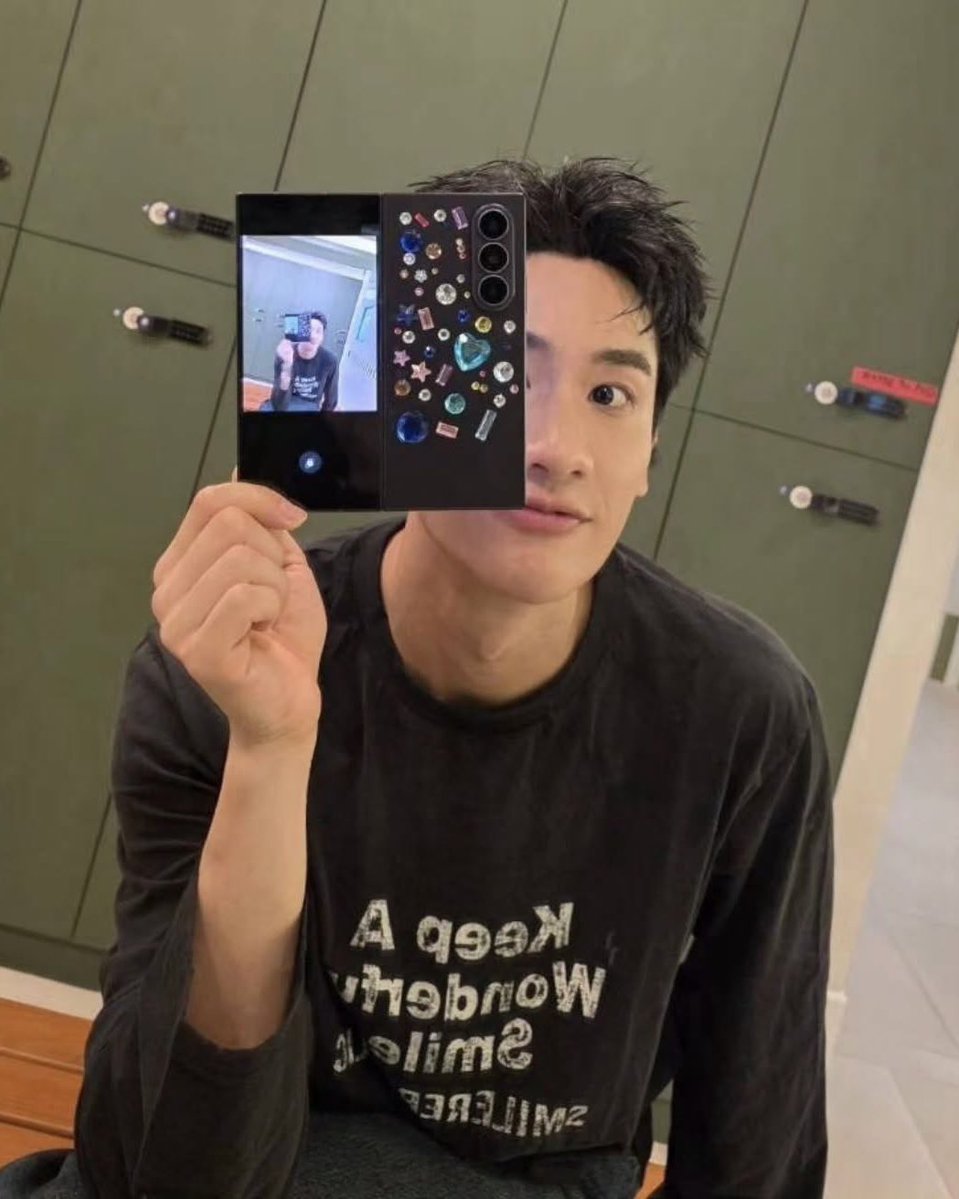 tawanchapter's tweet photo. matchy matchy, my papaphorphor⭐️🤍

#GalaxyZFold8Ultra #TeamGalaxy #GalaxyxTayNew @SamsungThailand https://t.co/xu3K8zYRqH