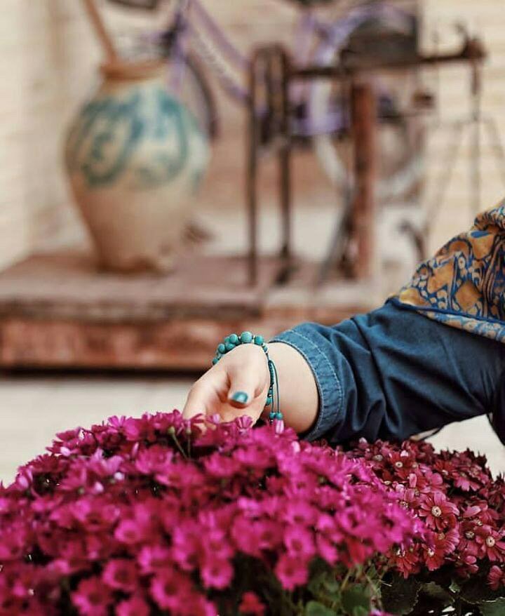 Raha1440's tweet photo. همه فکر می‌کنن اوج صمیمیت و نزدیکی خوابیدن با هم دیگست، اما صمیمیت واقعی خیلی فراتر از جسم و فیزیک ماست صمیمیت واقعی وقتیه که تو بتونی عمیق ترین افکارتو، درداتو، گذشتتو، تروماهاتو بهش بگی و بدونی گو�� می‌ده و درکت می‌کنه. https://t.co/WHNT5kbyu9