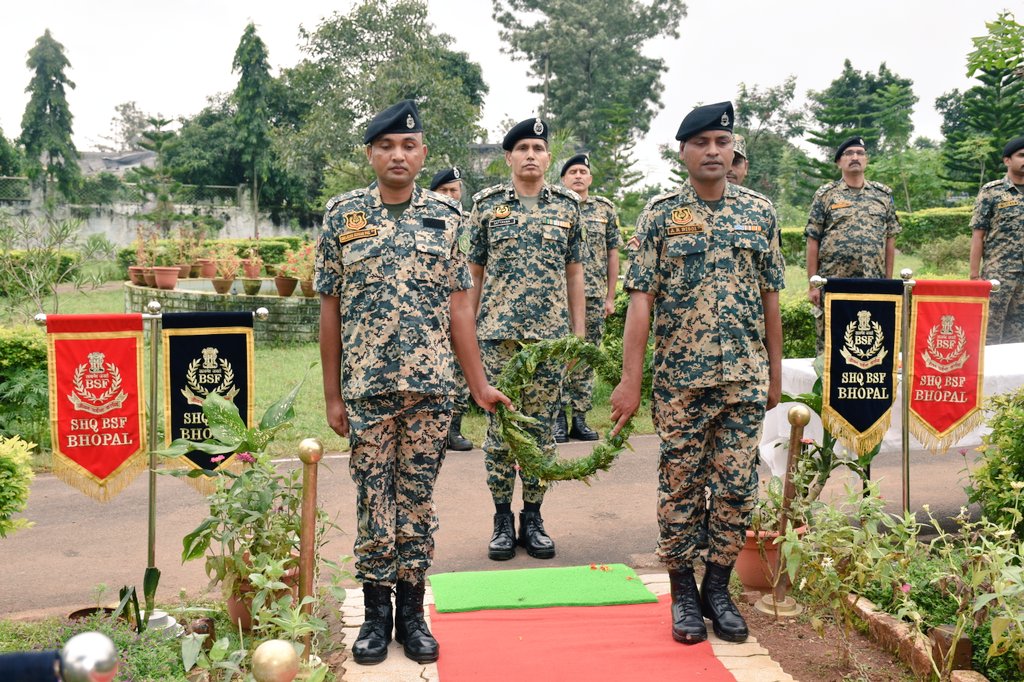 BSFODISHA's tweet photo. शहीदों को नमन! 🇮🇳
बी.एस.एफ सेक्टर कोरापुट में वीर शहीद कांस्टेबल जेवियर किंडो, PMG की पुण्यतिथि पर देश के लिए दिए उनके सर्वोच्च बलिदान को याद कर भावभीनी श्रद्धांजलि अर्पित की गई।
1 सितंबर 2012 को ओडिशा के कोरापुट में देश के इस जांबाज ने अपनी जान की परवाह न करते हुए नक्सलियों के IED हमले को नाकाम किया और अपनी टुकड़ी की रक्षा करते हुए वीरगति को प्राप्त हुए। उनके इस अदम्य साहस के लिए सरकार ने उन्हें मरणोपरांत PMG से सम्मानित किया था।
आज सेक्टर हेडक्वार्टर कोरापुट के शहीद स्मारक पर श्री सत्यवान खांची, डी.आई.जी और 79 सीमा प्रहरियों की उपस्थिति में पुष्पचक्र अर्पित कर वीर नायक को नमन किया गया।
भारत माता के ऐसे वीर सपूत को कोटि-कोटि प्रणाम!
#BSF
#BSFOdisha🛞 #SaluteOurHeroes
#JaiHind
