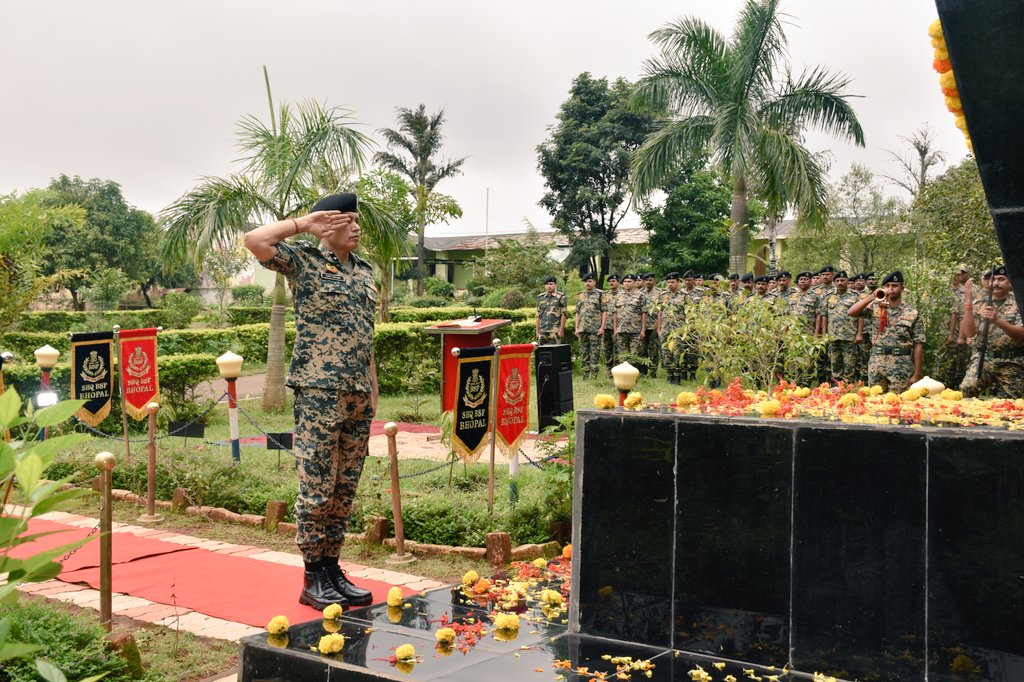 BSFODISHA's tweet photo. शहीदों को नमन! 🇮🇳
बी.एस.एफ सेक्टर कोरापुट में वीर शहीद कांस्टेबल जेवियर किंडो, PMG की पुण्यतिथि पर देश के लिए दिए उनके सर्वोच्च बलिदान को याद कर भावभीनी श्रद्धांजलि अर्पित की गई।
1 सितंबर 2012 को ओडिशा के कोरापुट में देश के इस जांबाज ने अपनी जान की परवाह न करते हुए नक्सलियों के IED हमले को नाकाम किया और अपनी टुकड़ी की रक्षा करते हुए वीरगति को प्राप्त हुए। उनके इस अदम्य साहस के लिए सरकार ने उन्हें मरणोपरांत PMG से सम्मानित किया था।
आज सेक्टर हेडक्वार्टर कोरापुट के शहीद स्मारक पर श्री सत्यवान खांची, डी.आई.जी और 79 सीमा प्रहरियों की उपस्थिति में पुष्पचक्र अर्पित कर वीर नायक को नमन किया गया।
भारत माता के ऐसे वीर सपूत को कोटि-कोटि प्रणाम!
#BSF
#BSFOdisha🛞 #SaluteOurHeroes
#JaiHind