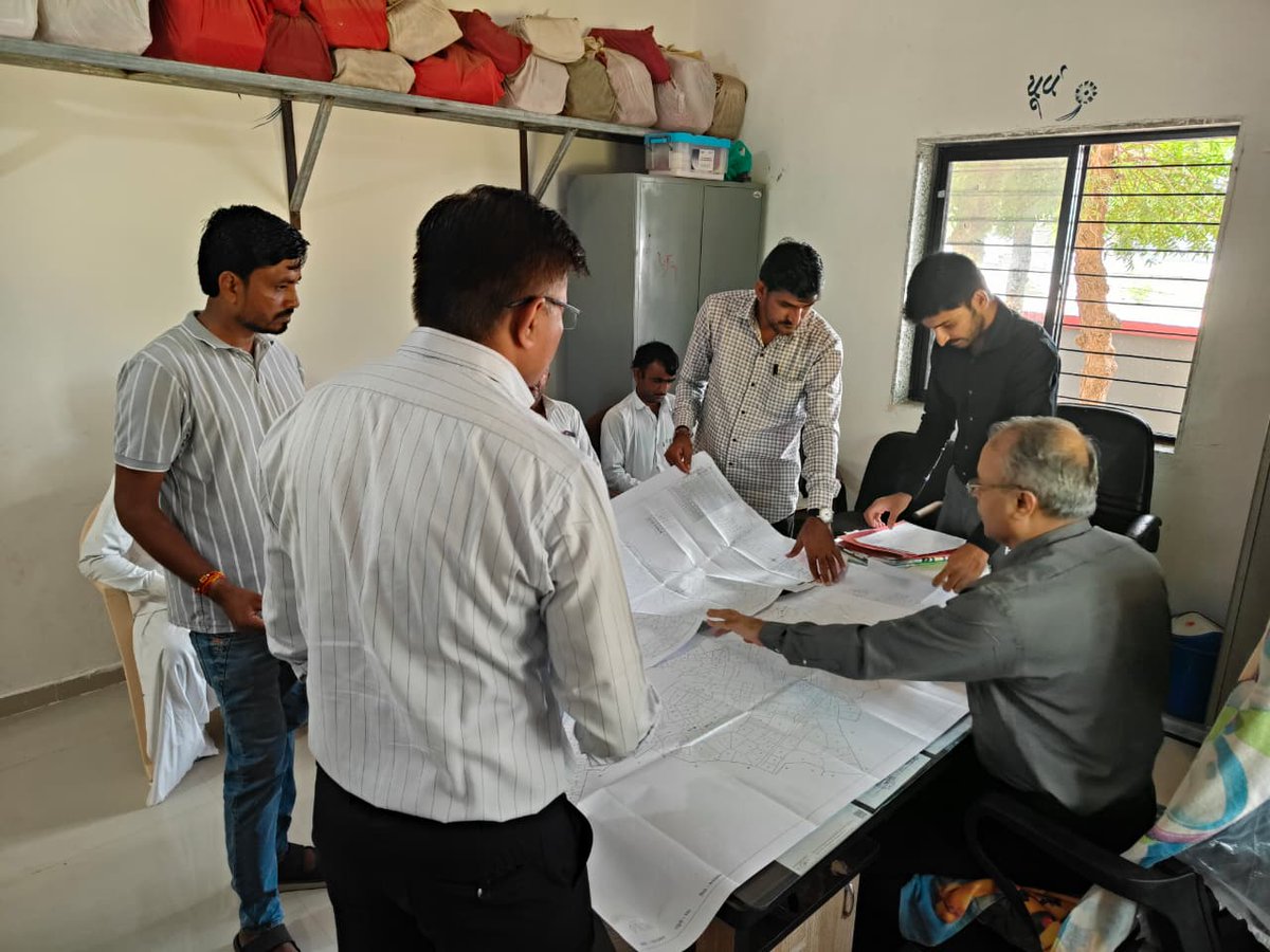 CollectorVT's tweet photo. આજ રોજ થરાદ તાલુકાના ��ોજે.વડગામડા ખાતેના આયુષ્યમાન આરોગ્ય મંદિરની આકસ્મિક મુલાકાત લેવામાં આવી તેમજ રાહ તાલુકાના છનાસરા અને પાવડાસણ ગામોની મુલાકાત લઈ તલાટી-કમ-મંત્રીના સામાન્ય દફતરની તપાસણી કરવામાં આવી તેમજ ગામ લોકો સાથે સંવાદ કરવામાં આવ્યો. @CMOGuj @revenuegujarat @JayantiRavi https://t.co/Uowf5icP6m