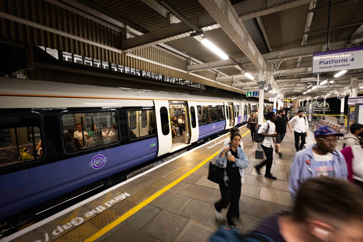 CLondoner92's tweet photo. 🆕🚆🟣⦵ The first of ten Derby-built Class 345 Aventra trains has entered service on London’s Elizabeth line. The additional trains, funded by the Government, will help meet rising demand and support future services at HS2’s Old Oak Common station, improving passenger capacity. https://t.co/UCbnbKROZv