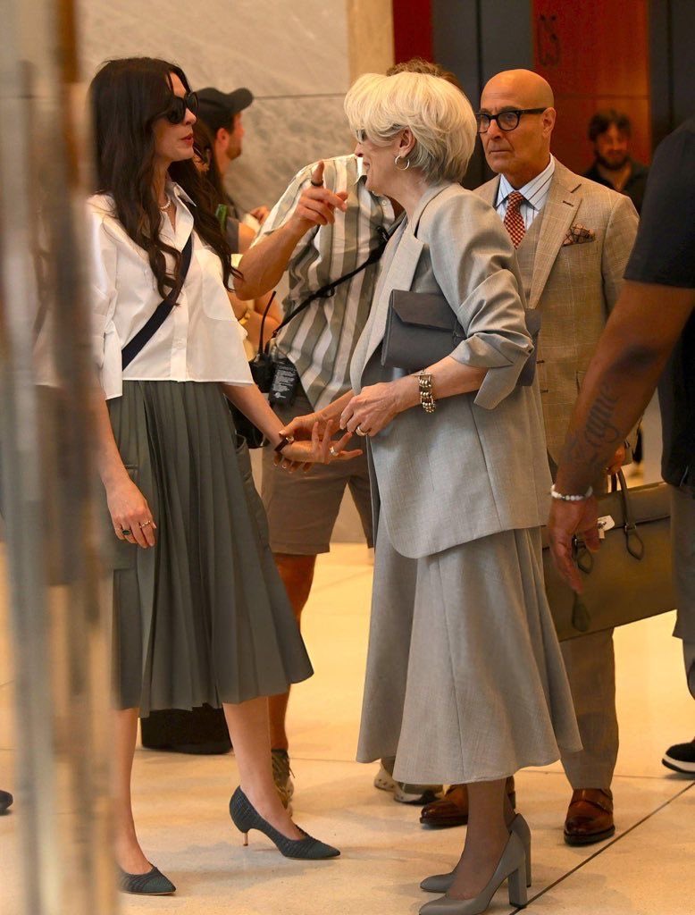 lunelight's tweet photo. this picture of mirandy basically holding hands changed my life https://t.co/d3yA3rVDYl