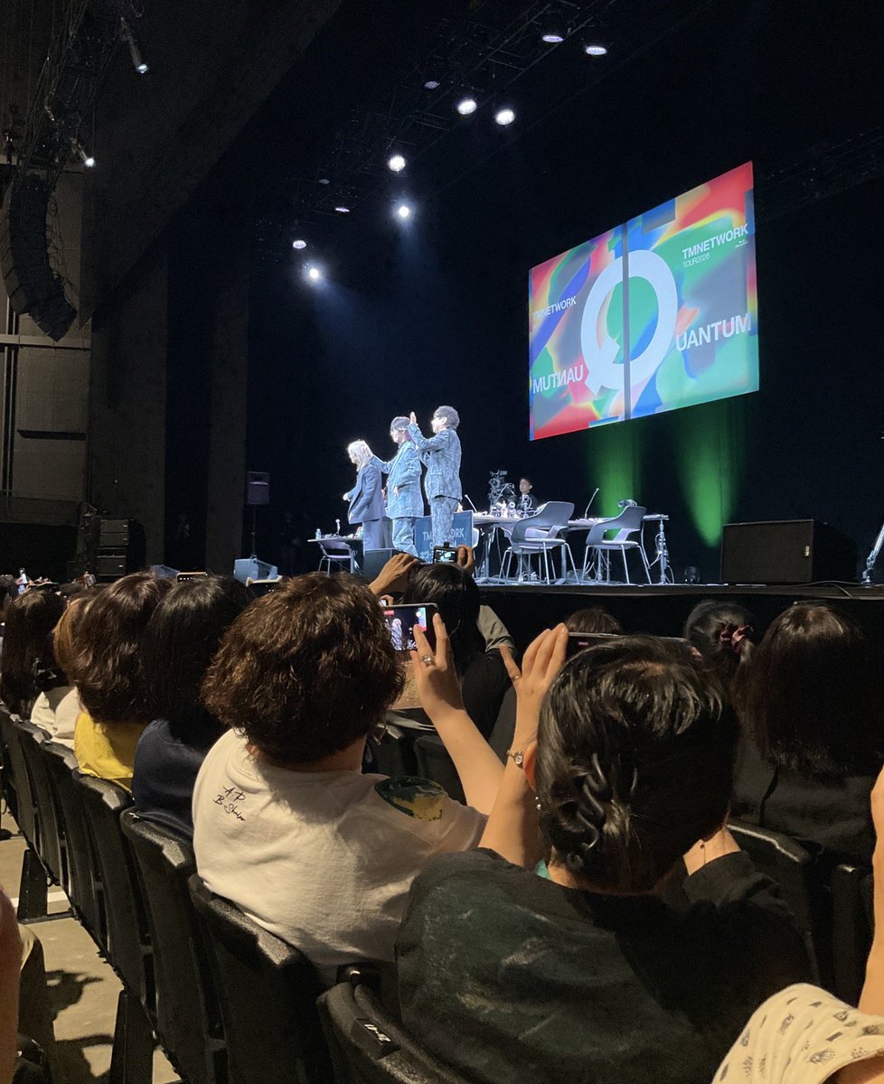nomi_noritetsu's tweet photo. 撮影OKタイムがあるならちゃんとしたデジカメを持って行くべきだった。。。
御三方、神々しい。ウツは相変わらずカッコイイ❤️
#TMNETWORK
#QUANTUM
#QuantumEntanglement
#リリイベ https://t.co/w2zKERYI0p