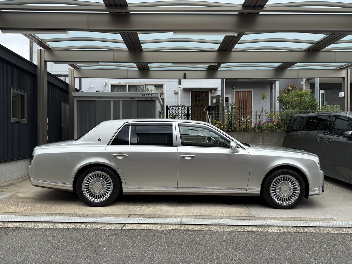 BBSSUPERRS's tweet photo. LC500を売って、現行の60センチュリーに乗り換えました。
LCコンバーチブルを探してたのですが、センチュリーのいい個体が出てきたので買いました。
はたしてウチにセルシオとセンチュリーが必要なのかは不明です笑
車体でかなり使ったので、いじるのは先になりそうです。
#トヨタセンチュリー https://t.co/WTu3r9MQua