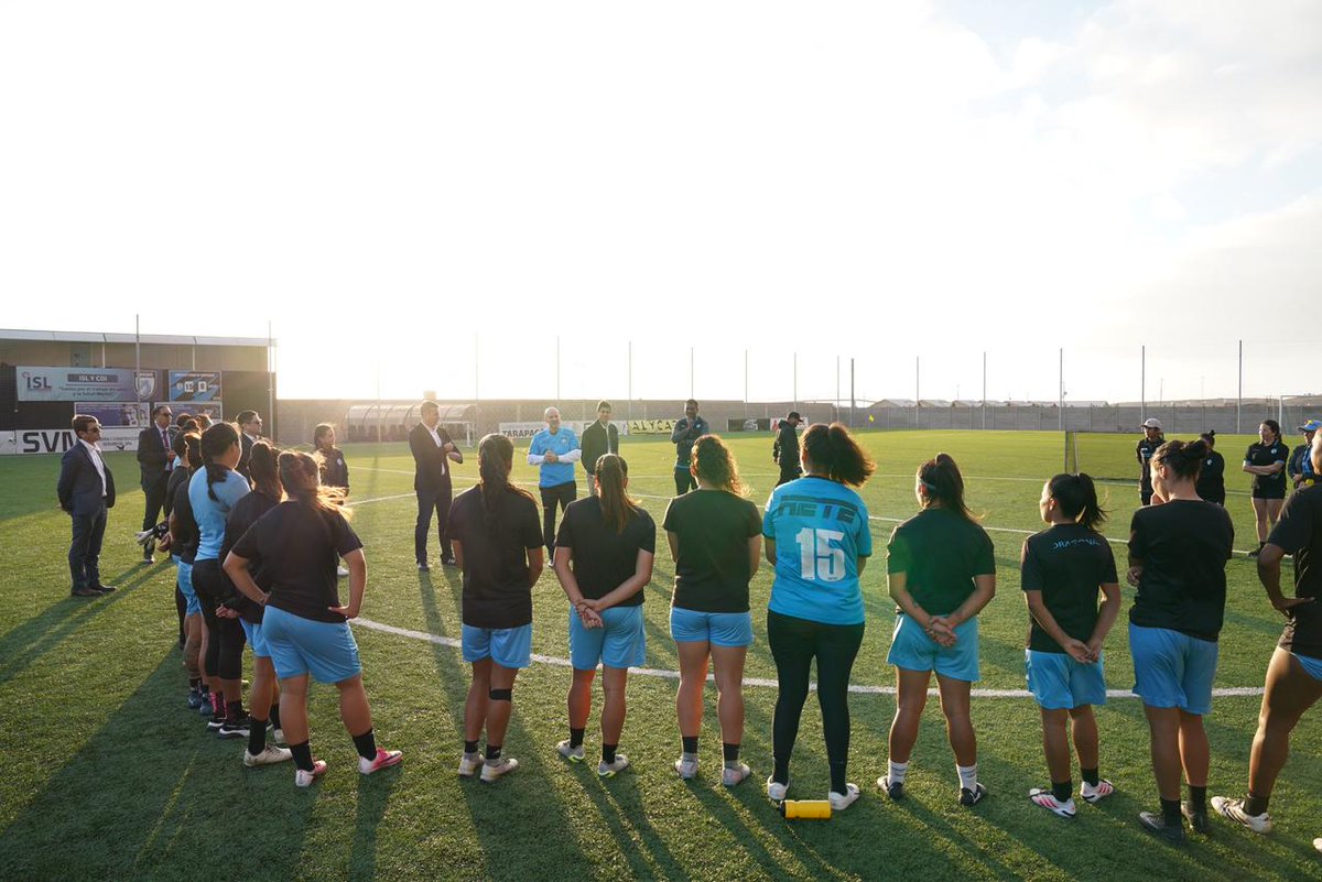 USAmbCL's tweet photo. ¡Vamos, dragones! Visité el complejo deportivo del Club Deportes Iquique para conversar con sus jugadores. Con el mundo aun vibrando tras la emoción de la Copa del Mundo, ¡no podíamos perdernos esta oportunidad en la Tierra de Campeones! 
@ClubDIquique https://t.co/wIqg0288EH