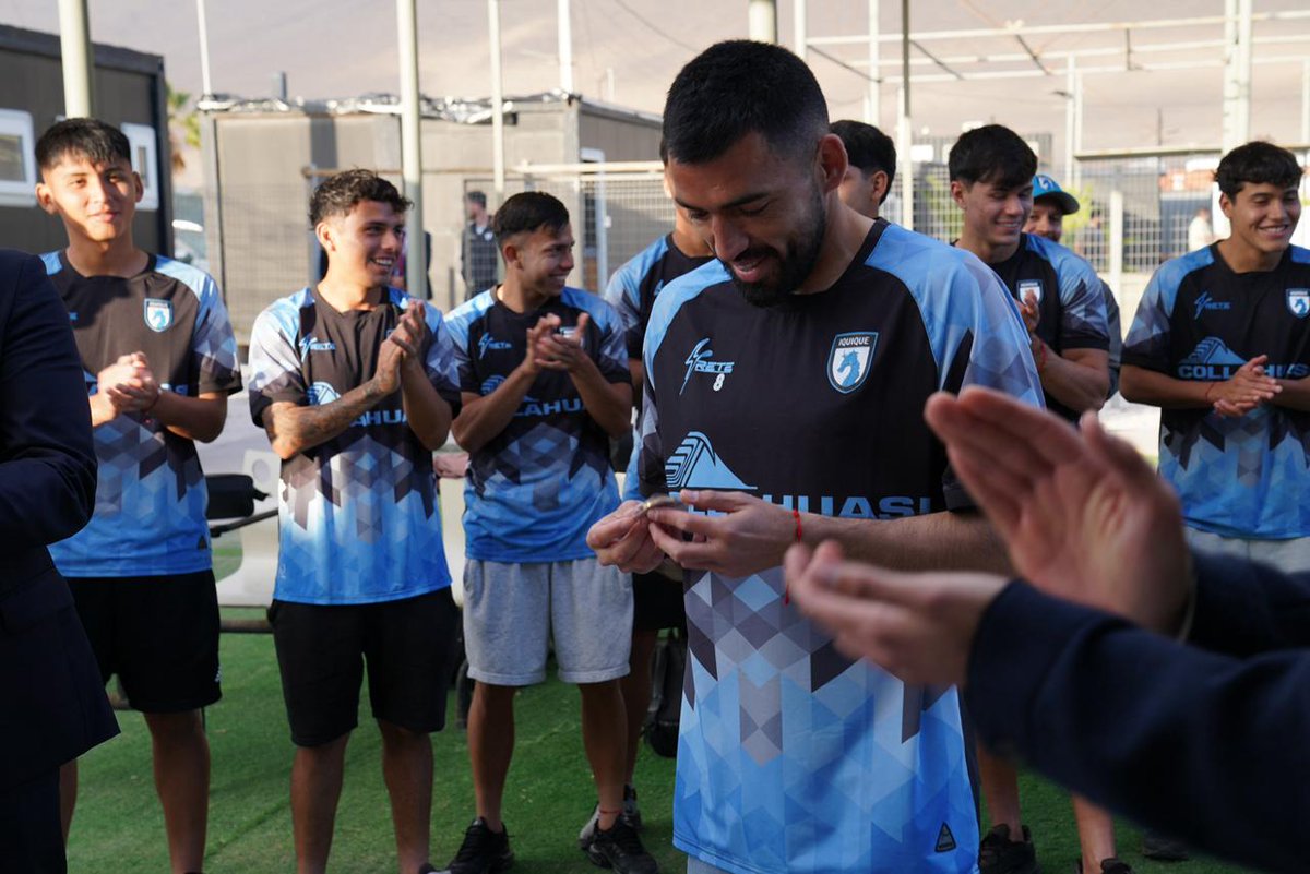 USAmbCL's tweet photo. ¡Vamos, dragones! Visité el complejo deportivo del Club Deportes Iquique para conversar con sus jugadores. Con el mundo aun vibrando tras la emoción de la Copa del Mundo, ¡no podíamos perdernos esta oportunidad en la Tierra de Campeones! 
@ClubDIquique https://t.co/wIqg0288EH
