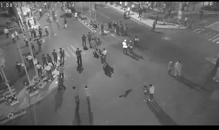 indepenSumatera's tweet photo. KONDISI TERKINI MALAM INI

Simpang Gramedia Jogja Masih Dikepung Massa "UGM Full melawan

Update Pukul 19:09 WIB (Selasa, 1/9/2026)

Aksi unjuk rasa besar-besaran yang digelorakan Aliansi Mahasiswa Universitas Gadjah Mada di kawasan perempatan [Gramedia Sudirman ]

Yogyakarta masih berlangsung hangat dan bertahan hingga malam hari!

Meskipun petang telah berganti malam, eskalasi semangat dan konsentrasi ribuan mahasiswa berpakaian almamater tidak surut. Orasi politik, pementasan teaterikal, serta pembacaan tuntutan kerakyatan terus menggemakan perlawanan di tengah riuhnya lalu lintas kota.

📍 Laporan Situasi Terkini di Lapangan (19:10 WIB) 

1. Blokade Jalan & Lingkaran Massa Aksi
Massa aksi terpantau memadati seluruh ruang persimpangan Jalan Jenderal Sudirman dan Jalan C. Simanjuntak. Barisan mahasiswa membentuk lingkaran besar dengan membakar ban/mewarnai aspal sebagai simbol keprihatinan atas matinya keadilan publik.

2. Pengalihan Arus Lalu Lintas Masih Berlangsung
Aparat kepolisian dari Polresta Yogyakarta beserta Dishub terus mengarahkan kendaraan yang datang dari arah Tugu Jogja, Jalan Solo, maupun kawasan Terban untuk berbelok mencari jalan pintas. Arus kendaraan melambat signifikan di area Kotabaru, Galeria, hingga Terban.

3. Kawat Duri & Pengawalan Ketat
Personel kepolisian bersiap mengawal jalannya aksi dari berbagai sudut guna meminimalisir potensi gesekan, sembari memastikan penyampaian aspirasi mahasiswa tetap berjalan aman dan terkendali.

4. Konsistensi Tuntutan Mahasiswa
Hingga malam ini, orator perwakilan tiap fakultas dan elemen sipil secara bergantian menyuarakan evaluasi kebijakan nasional, isu agraria, serta kebebasan berpendapat yang makin terancam.

📢 Imbauan bagi Warga Jogja & Pengguna Jalan:

Hindari melintas di sekitar perempatan Gramedia Sudirman, C. Simanjuntak, dan Jalan Jenderal Sudirman hingga aksi pembubaran massa selesai malam ini. Gunakan jalur alternatif melalui Jalan Cik Di Tiro atau lingkar luar Kotabaru.

Tetap jaga kondusivitas, saling jaga keselamatan kawan-kawan di barisan, dan gaungkan terus aspirasi rakyat!