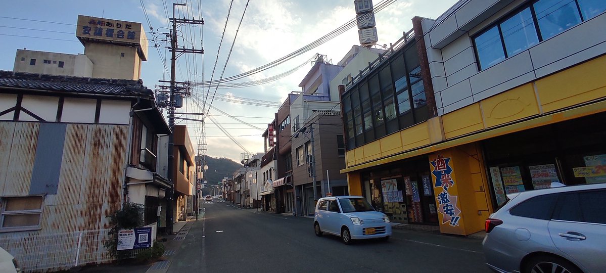 BeyondtheNwsir's tweet photo. Cruising the Kii Peninsula and made a pit stop in Minoshima, Arita! A quiet town split by the Arita River with nostalgic retro streets along the riverbank. Easy train access from Osaka makes it a perfect hidden stop for solo travelers. 🚂🌊

#Wakayama #KiiPeninsula #SoloTravel https://t.co/mrcneoMqRQ