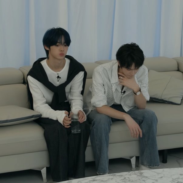 hanyu4leaf's tweet photo. 😗😐어색해 https://t.co/DzaclW882t