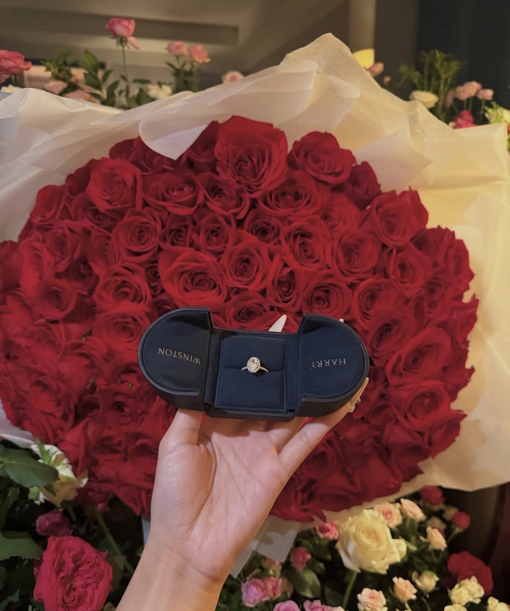 ko__ko__ko__ko_'s tweet photo. リッツカールトン2部屋とって片方をサプライズ用に花で埋め尽くし、ハリーウィンストンの婚約指輪で5年付き合った25歳の爆美女にプロポーズするというこの世界の全男のコンプを刺激しそうなご報告とっても素敵🥰💖✨💍 https://t.co/iNi93wIwIU