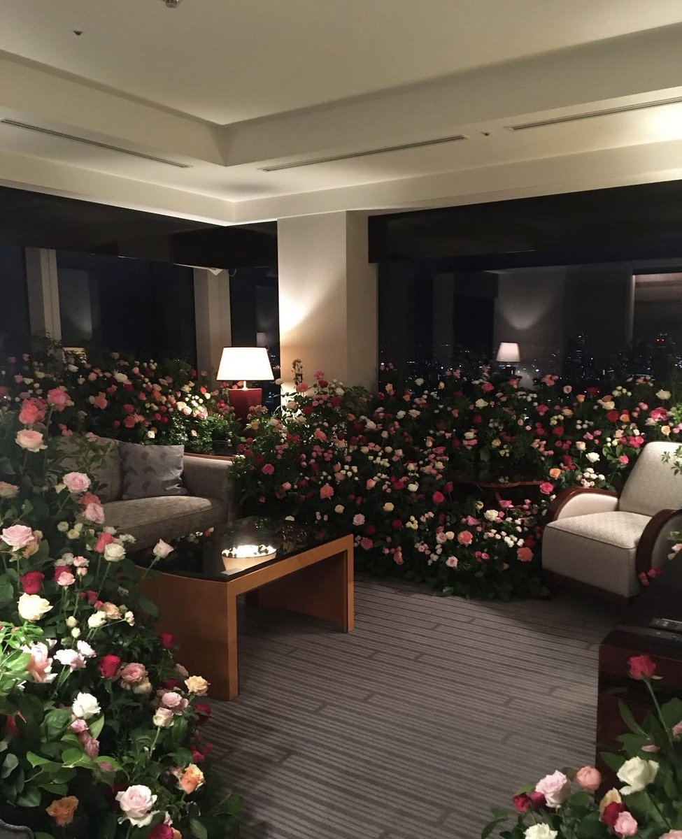 ko__ko__ko__ko_'s tweet photo. リッツカールトン2部屋とって片方をサプライズ用に花で埋め尽くし、ハリーウィンストンの婚約指輪で5年付き合った25歳の爆美女にプロポーズするというこの世界の全男のコンプを刺激しそうなご報告とっても素敵🥰💖✨💍 https://t.co/iNi93wIwIU