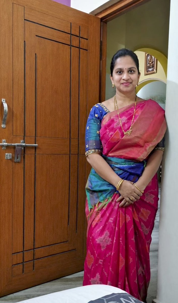 Fanboy010726's tweet photo. Me:Annayya..
Vadina:Office ki velladu..😌
Me:Papa..
Vadina:School ki vellindi..😌
Me:Vadina..
Vadina:Cheppu..😌
Me:Daahamga vundhi..😌
Vadina:Water testha vundu
Me:Uhu..😌
Vadina:Mari..😌
Me:Milk gass tho tisukura..😌
Vadina:Aahaa..😌 Inka..☺️
Me:Talupesiraa..☺️
Vadina:Hmm..☺️ https://t.co/aOUcMqoCvb