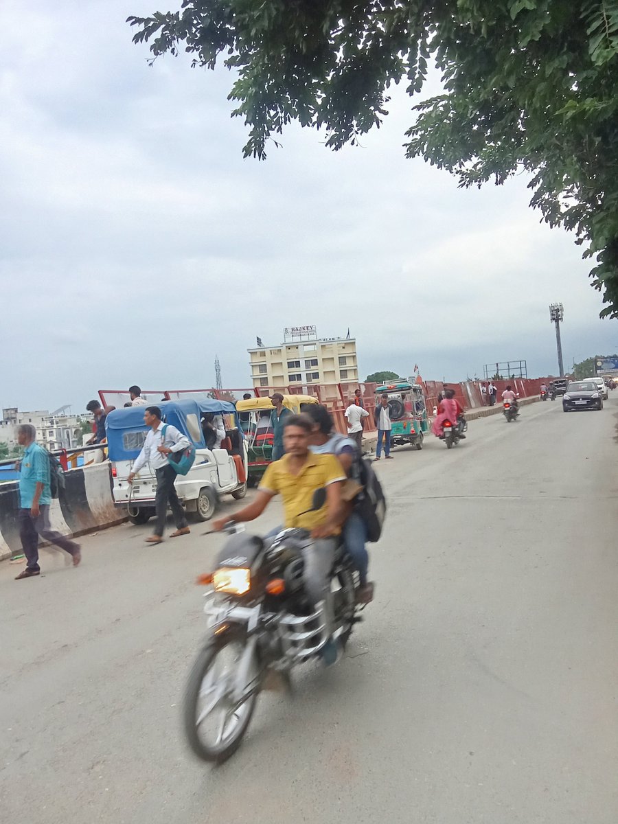 SChauhaji's tweet photo. @DeoriaPolice कसया रोड ओवरब्रिज पर टेम्पो रोककर भरते है सवारी जिससे आने जाने वालों को होती है परेशानी कृपया संज्ञान ले https://t.co/W4y3hKHnkM