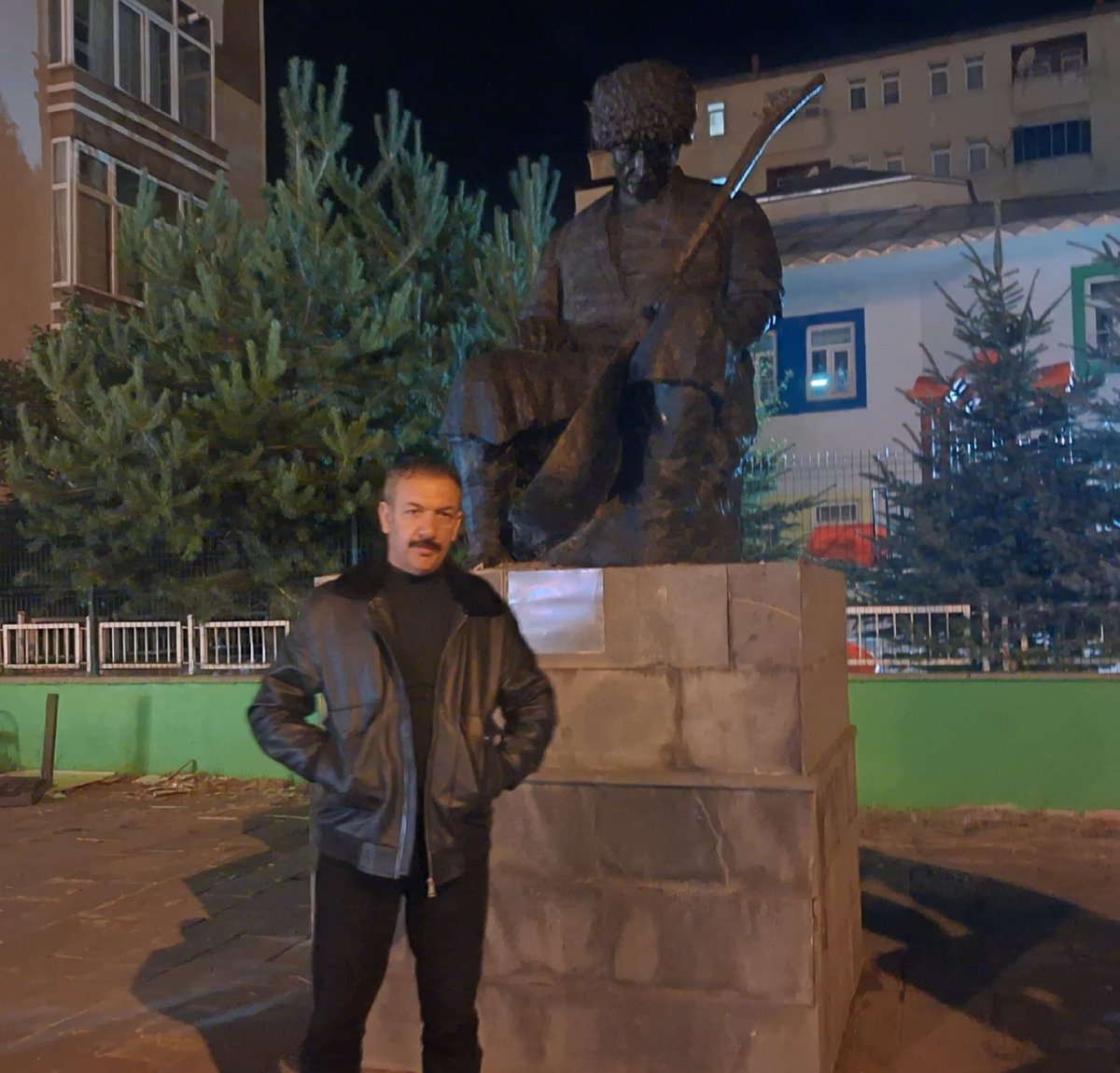 MT17031996's tweet photo. Kars Ziyareti 

*Âşık Sümmâni Dedemiz'in Aziz Dostu Âşık Şenlik'in Memleketindeyiz. Rabbimiz İkisine de Rahmet Etsin. Ebedi Vatanları Cennet Olsun İnşâallah*

"Mustafa Altunok" 
(Âşık Sümmâni'nin Torunu) 

[31 Ağustos 2026]

#Türkiye 
#Kars
#Erzurum 
#Narman 
#Dadaş
#Herkes https://t.co/aeujVemwZc