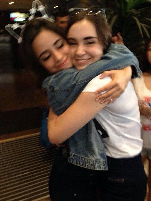 hrtsyada's tweet photo. Camila with fans ❤️‍🩹

#camilacabello @Camila_Cabello @CamilaAccess https://t.co/tH7KwepuMt