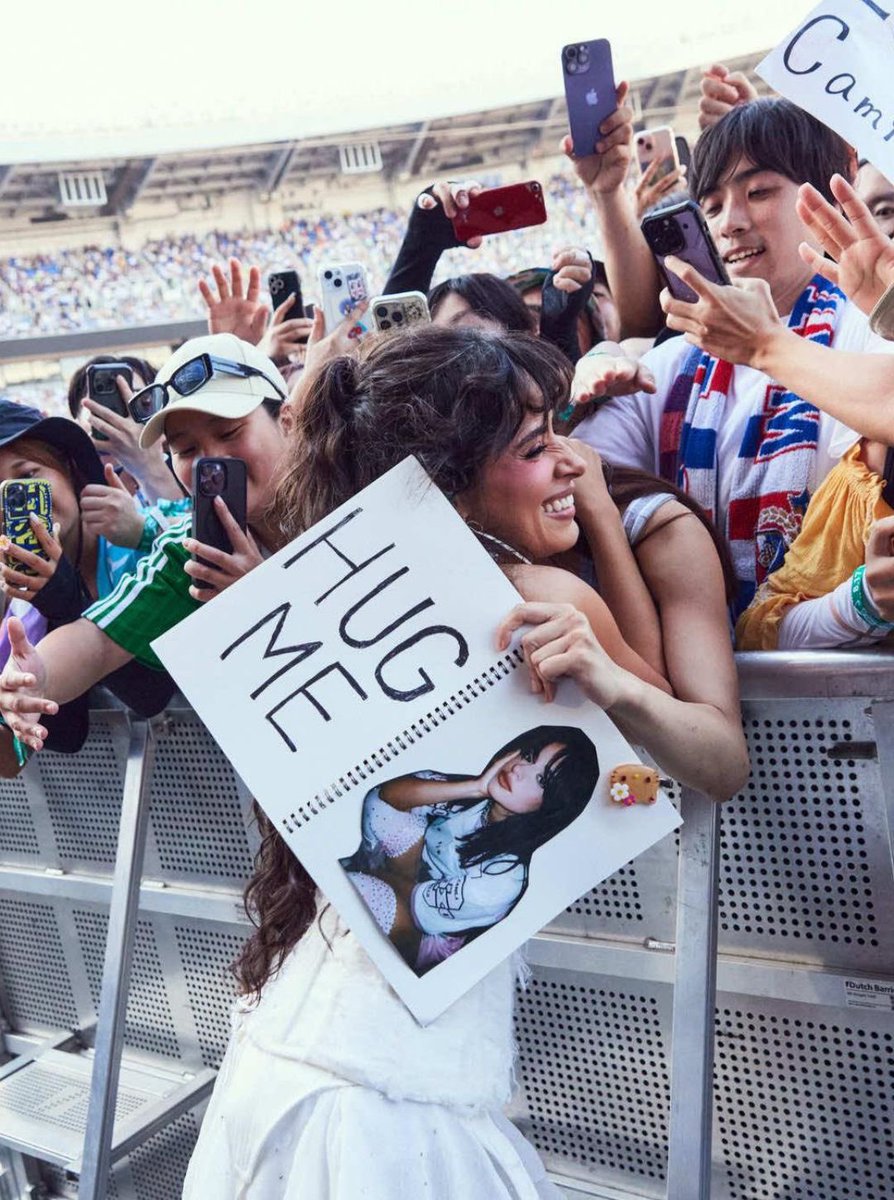 hrtsyada's tweet photo. Camila with fans ❤️‍🩹

#camilacabello @Camila_Cabello @CamilaAccess https://t.co/tH7KwepuMt