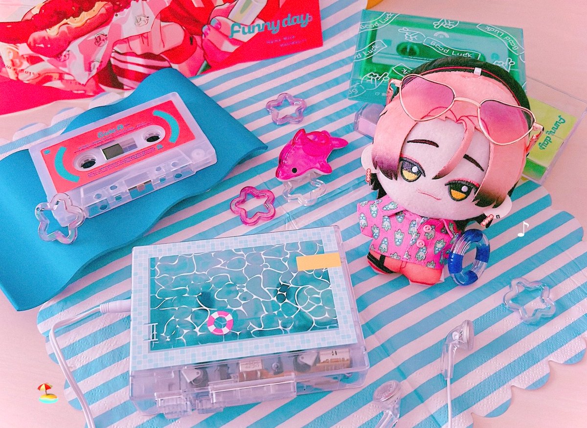 pegirk8k's tweet photo. かわいいカセットプレーヤーでかわいいカセットを聴くか🎧🐬 https://t.co/ZQMWgojZm5