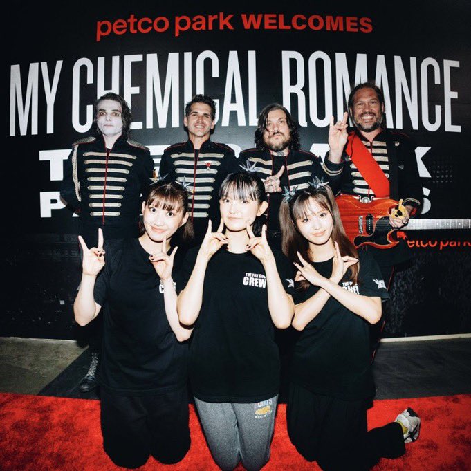 V4MP1REBABY's tweet photo. G looks so cartoonish here, this might have become one of my fav photos of this tour https://t.co/U4NPO3GdfC