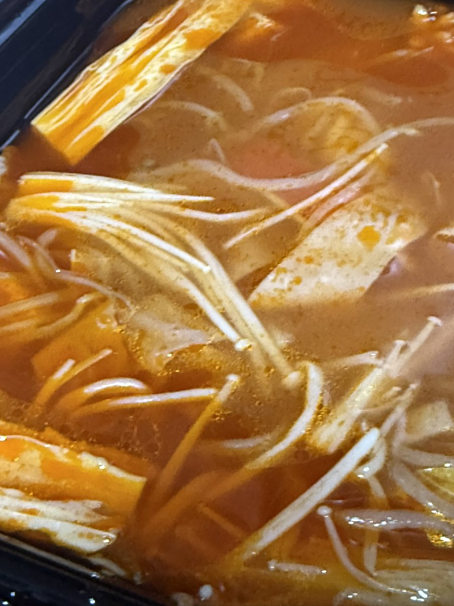 Piyong_V's tweet photo. ? 떡볶이가 토마토마라탕이 된 사건 https://t.co/OBpkLHP91S