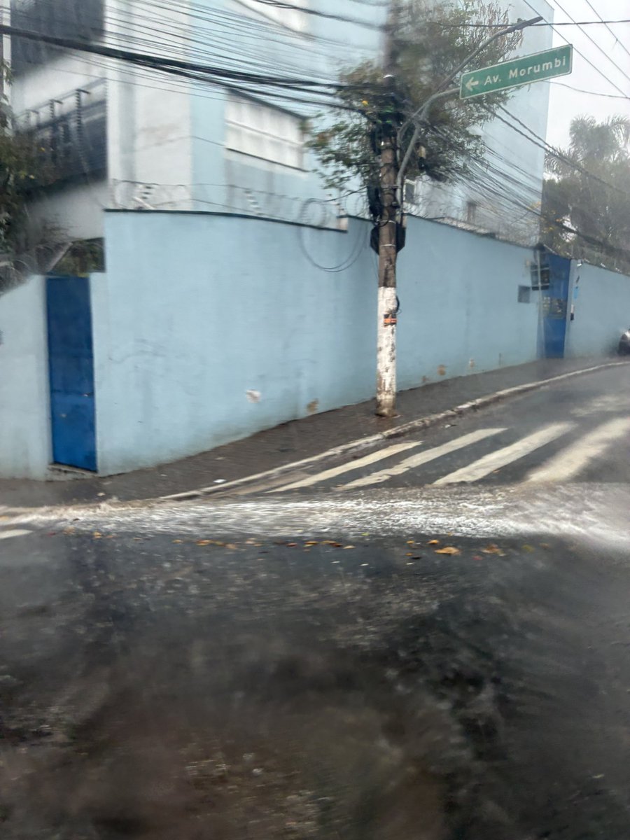 gigiatirk's tweet photo. @teacherpaulagab Eu recebi o alerta e pensei a mesma coisa que essa querida, sai de casa, de dentro do carro começou a cair o mundo dei meia volta e voltei pra casa e minha casa estava assim igual a sua https://t.co/P1NlOCL2FM