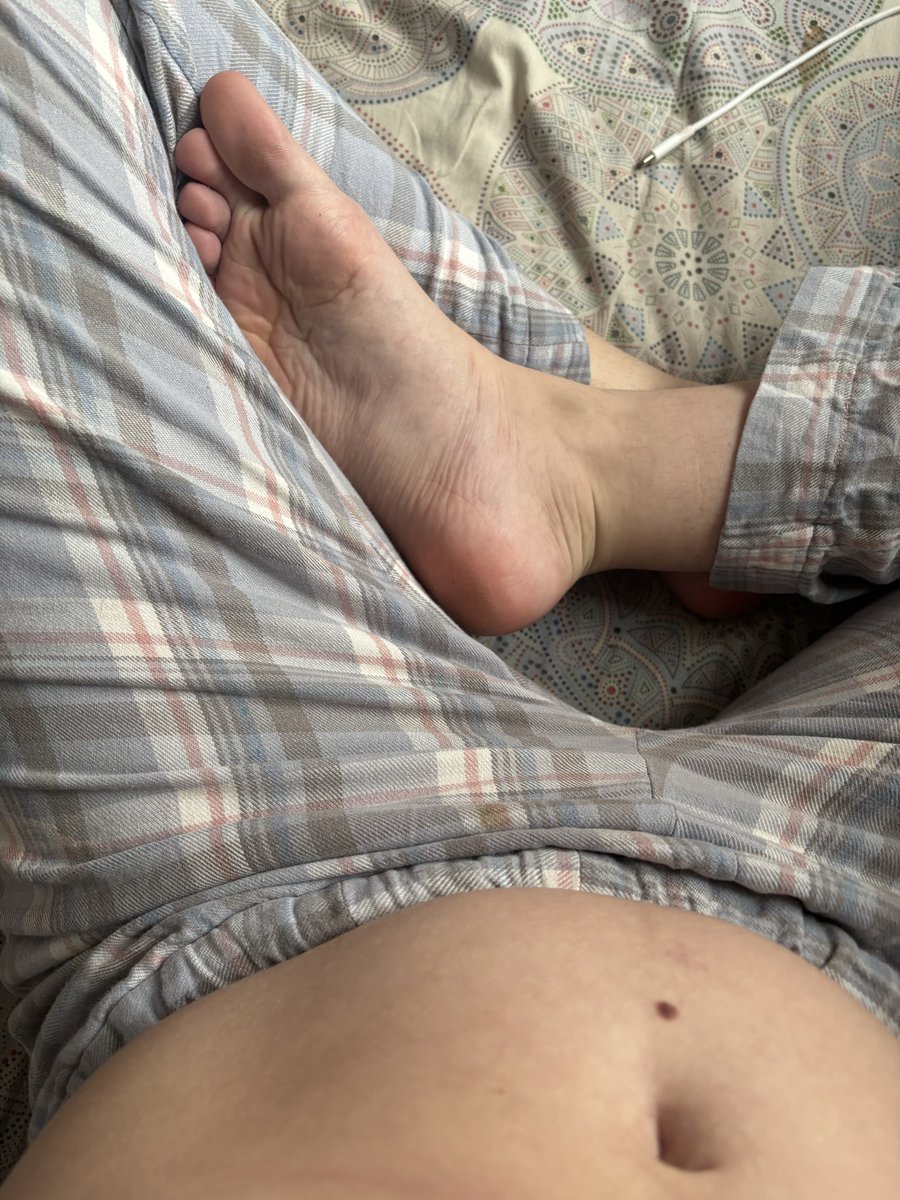 Catksg's tweet photo. #Feet #PrettyFeets #FeetLovers #FootArt #belly #Chubby #feedee #feederism https://t.co/93StSg6DCy