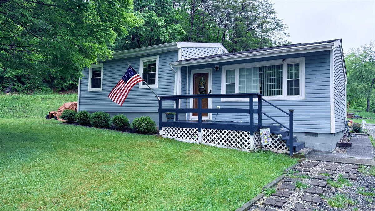 grim_turner's tweet photo. 1/2 Ever wondered if 1020 square feet would be a good fit? #Listing
Linda Turner, Associate Broker
Salesperson / Realtor®
Call 304-575-8353
Coldwell Banker Stuart &amp; Watts Real Estate Inc.
174 Northridge Drive
Lewisburg, WV 24901
Joshua White, Broker
Tom Johnson, https://t.co/2okNtE0oTp