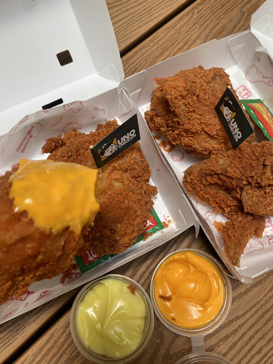 Dearlyapril's tweet photo. suka banget sama uno chicken😍, ayam crispy + cheese sauce = combo yang paling mantap😍, dipping saucenya bikin nagih bangeeeet🤤 https://t.co/xZ6YhOAcst