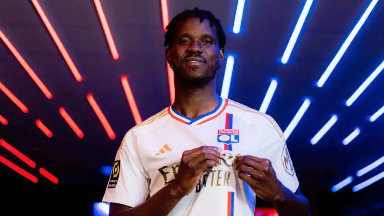 helinhz's tweet photo. 🔴 Une demande de renseignements concernant Paul Akouokou 🇨🇮

🚧 L'agent de sécurité en charge du parking 🚙 du Groupama Training Center a demandé à son responsable si cette personne était bien un joueur https://t.co/W5S2m5e6p3