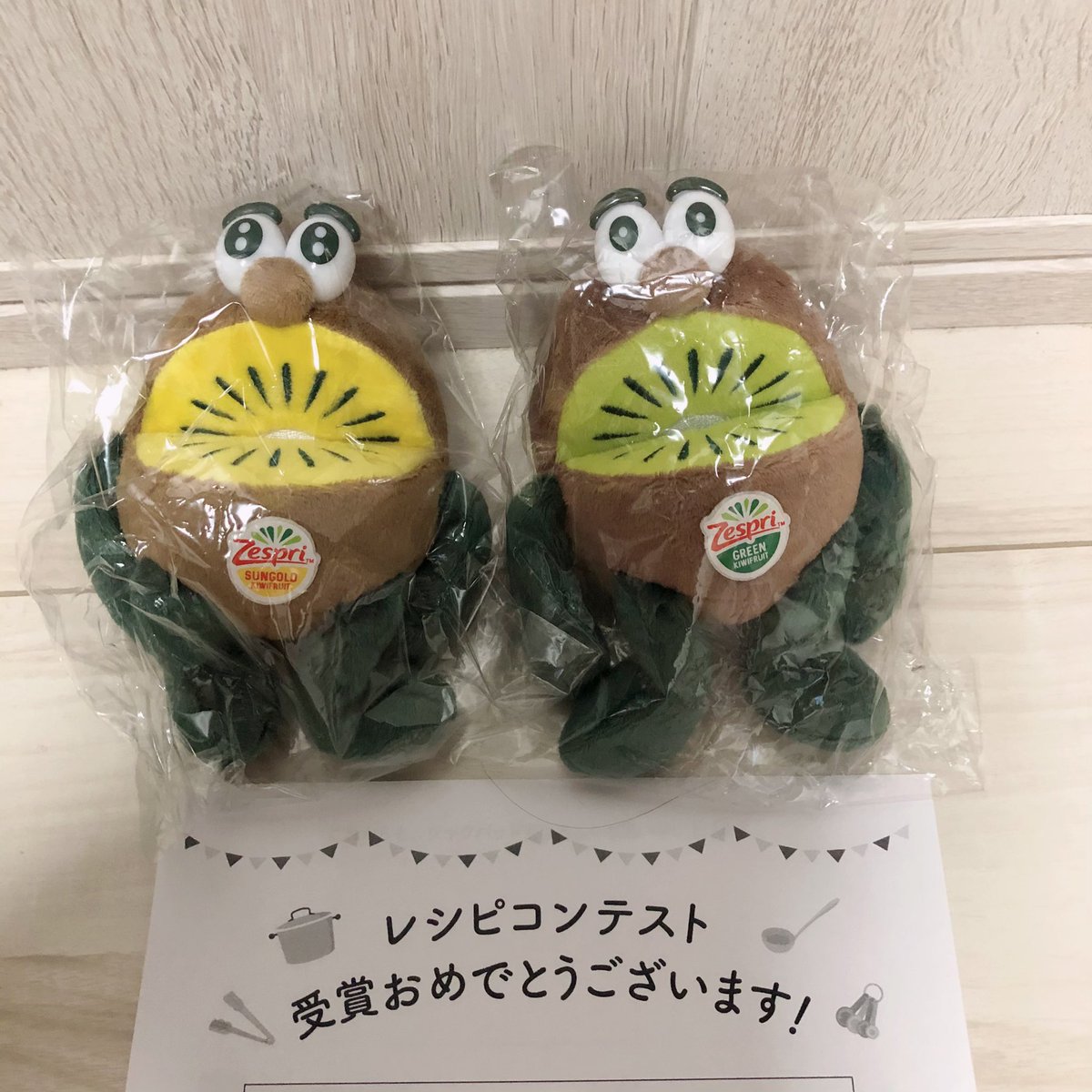 7d_bash's tweet photo. @zespri_jp まさかゼスプリさんからお返事いただけるとは🙇‍♀️！
6年前にはキウイブラザーズたちのぬいぐるみいただきありがとうございました！
子どもたちもキウイブラザーズも、キウイを食べるのも大好きで今日もぺろっと2個も食べていました🤤
昨日は残念でしたが、また会える機会を楽しみにしています🥰 https://t.co/piqFT5lcof