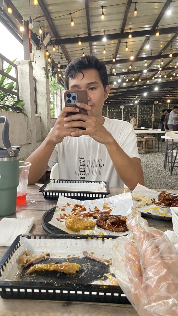 ThereJuan's tweet photo. Celebrating 11k with love @Lowkeywild30 ! Are you ready? Videos soon! Any request po? Masaya 'to! Pagod at busog! Hingal at ubusan ng hininga! YEAH! Salamat po sa lahat! https://t.co/j1haxbUunw