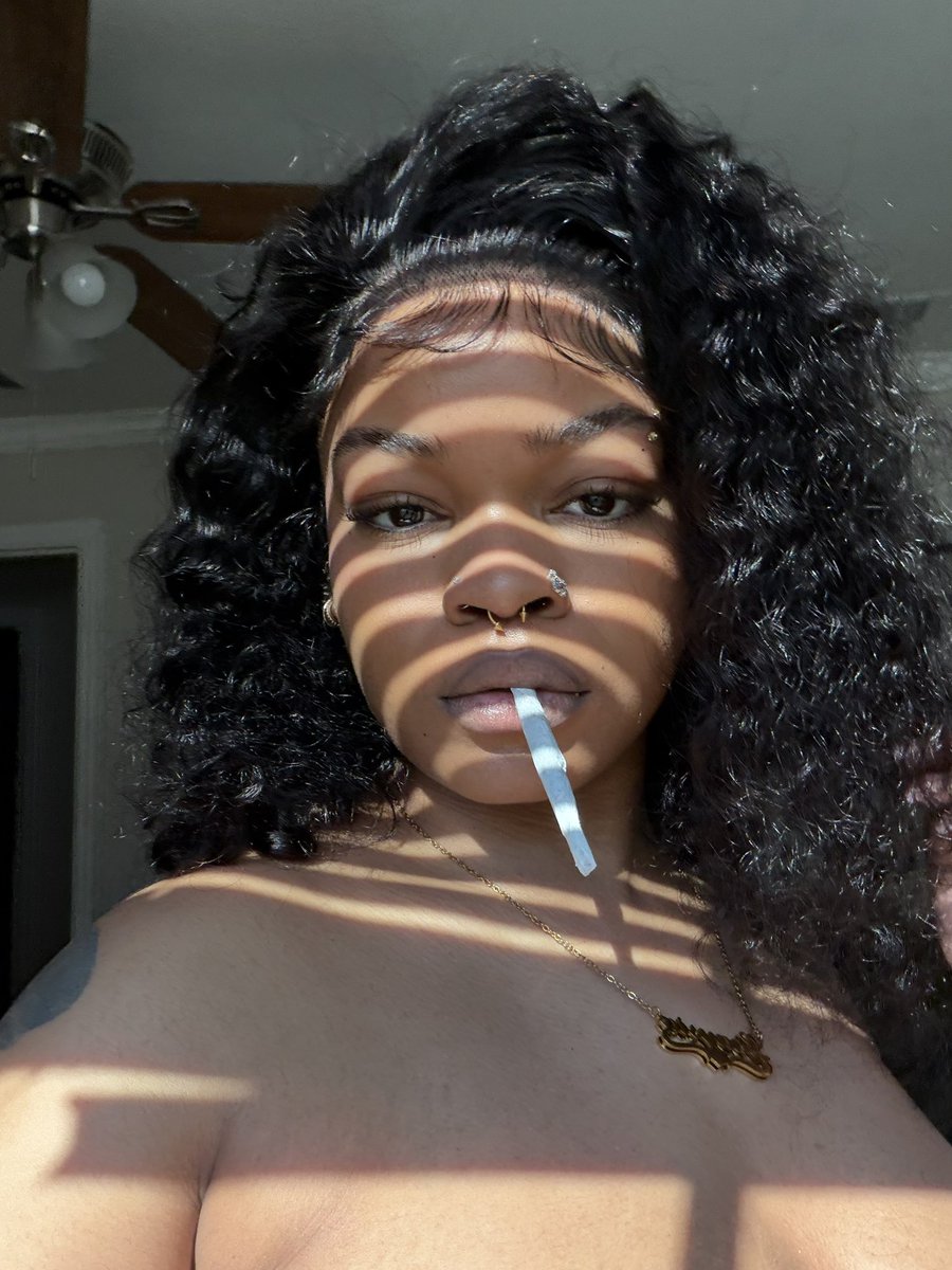 Allur3too's tweet photo. @alluretoyouu 
-
-
just a pretty b!tch that like to get high🤷🏽‍♀️💕 https://t.co/swMinYGEz5