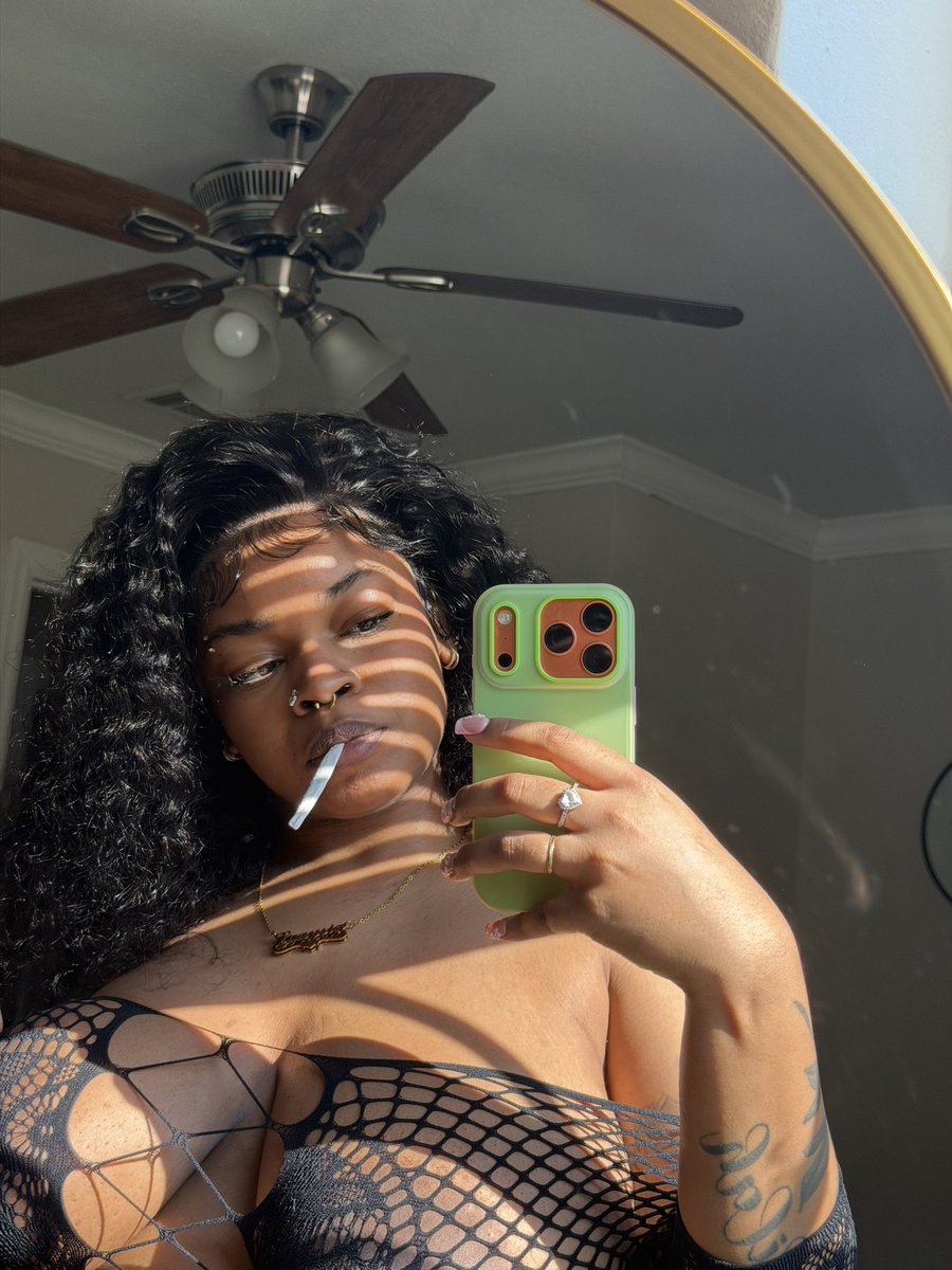Allur3too's tweet photo. @alluretoyouu 
-
-
just a pretty b!tch that like to get high🤷🏽‍♀️💕 https://t.co/swMinYGEz5