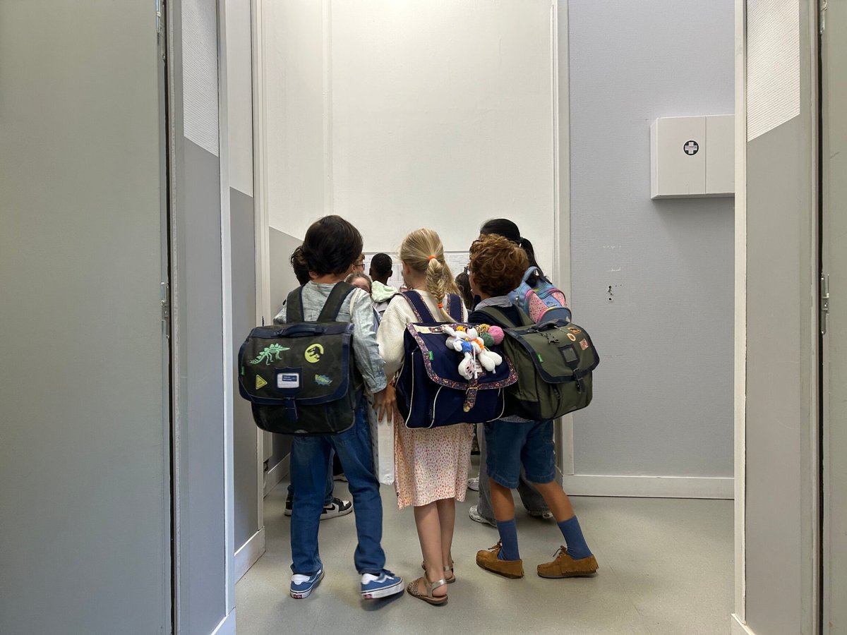 VilledeNeuilly's tweet photo. 📚✨ Ce matin, c'était la rentrée des classes ! ✨📚

Cette année, ce sont 2933 élèves qui font leur rentrée dans les écoles de la Ville, prêts à vivre une nouvelle année riche en découvertes, en apprentissage et en beaux souvenirs. 

Le Maire, @JCFromantin était présent ce matin aux côtés d'Inès Saint-Macary, conseillère municipale à l'enfance et à la vie scolaire, pour souhaiter une excellente rentrée aux élèves, aux familles et à l'ensemble des équipes éducatives qui les accompagnent chaque jour. 

Très belle année scolaire à tous les élèves, enseignants, personnels éducatifs et familles ! 🍎✏️📖