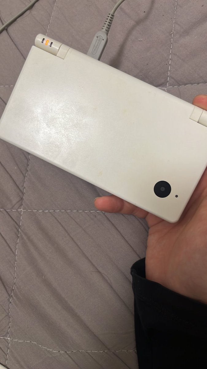 popirou_'s tweet photo. また部屋の片付けしてたら2008年発売のDSi(姉の)発掘🥹
不具合はあるけどちゃんと電源は着いた。
中のデータ見てみたら、当時の私達の写真に、昨年亡くなった祖母の写真も入ってた。
見てたら涙出てきちゃった。
東京出てきてからずっと会えなくて、再開した時にはもう遅かったから。
会えてよかった☺️ https://t.co/w4TgxXYopj