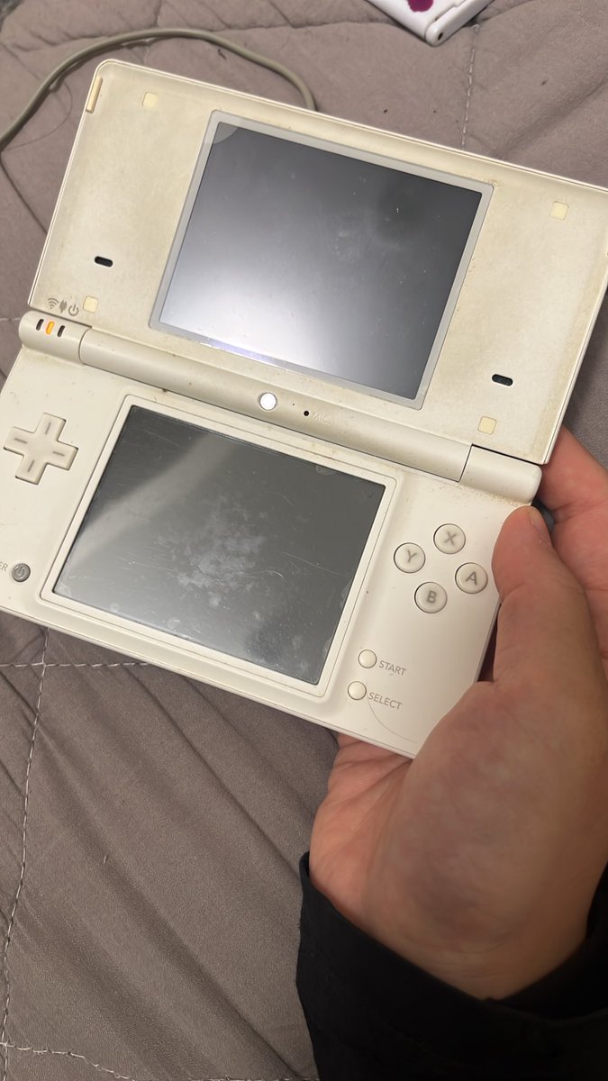 popirou_'s tweet photo. また部屋の片付けしてたら2008年発売のDSi(姉の)発掘🥹
不具合はあるけどちゃんと電源は着いた。
中のデータ見てみたら、当時の私達の写真に、昨年亡くなった祖母の写真も入ってた。
見てたら涙出てきちゃった。
東京出てきてからずっと会えなくて、再開した時にはもう遅かったから。
会えてよかった☺️ https://t.co/w4TgxXYopj