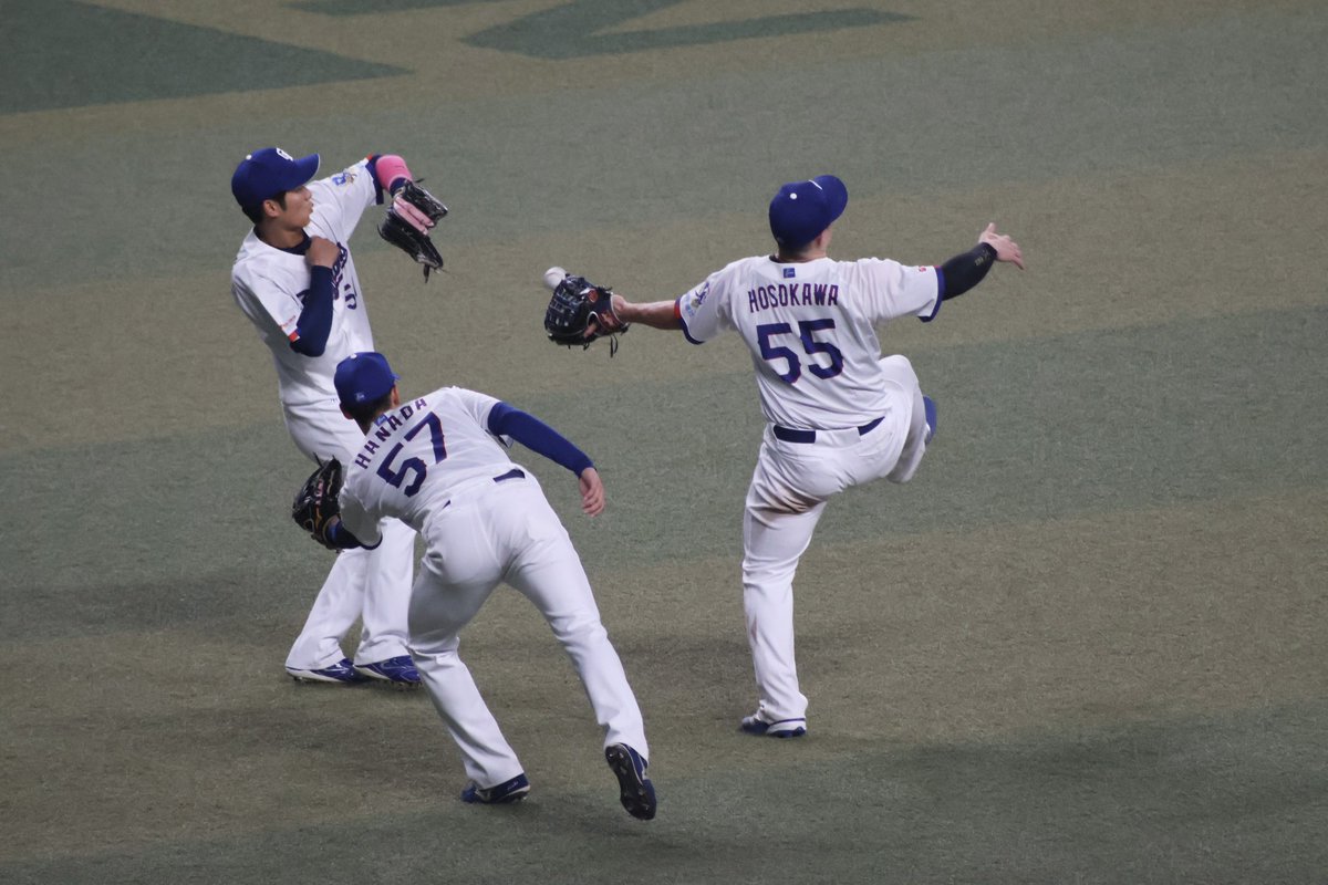 pocha_1147's tweet photo. 投手交代でばやしさんとキャチボしてた外野手たちがばやしさんの悪送球？でみんなすごい体勢になってて大変笑わせてもらった写真たち📷✨

#上林誠知
#花田旭
#細川成也 https://t.co/inq51VuUv5