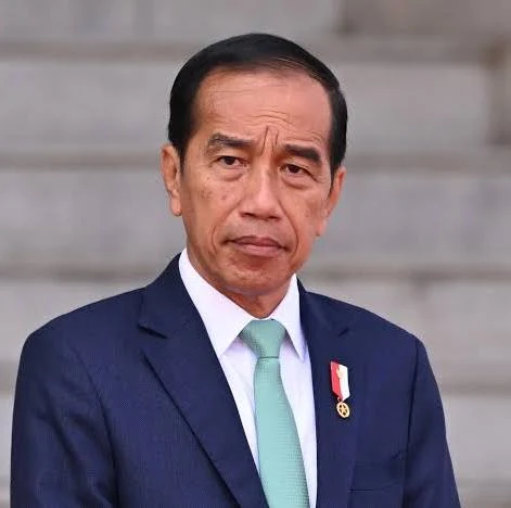 LambeSahamjja's tweet photo. muhadjir ngaku dia konsultasi ke presiden jokowi soal usulan pengalihan kuota haji:
- kerugian keuangan negara senilai Rp622,09 miliar
- 10 ribu kuota haji reguler jadi haji khusus
- katanya jokowi setuju dan bilang "eman-eman" (sayang) kalo kuota 10 ribu itu gak dimanfaatkan 
- soalnya dapetnya juga susah
- pas ditanya hakim, muhadjir mastiin itu presidennya jokowi, bukan prabowo