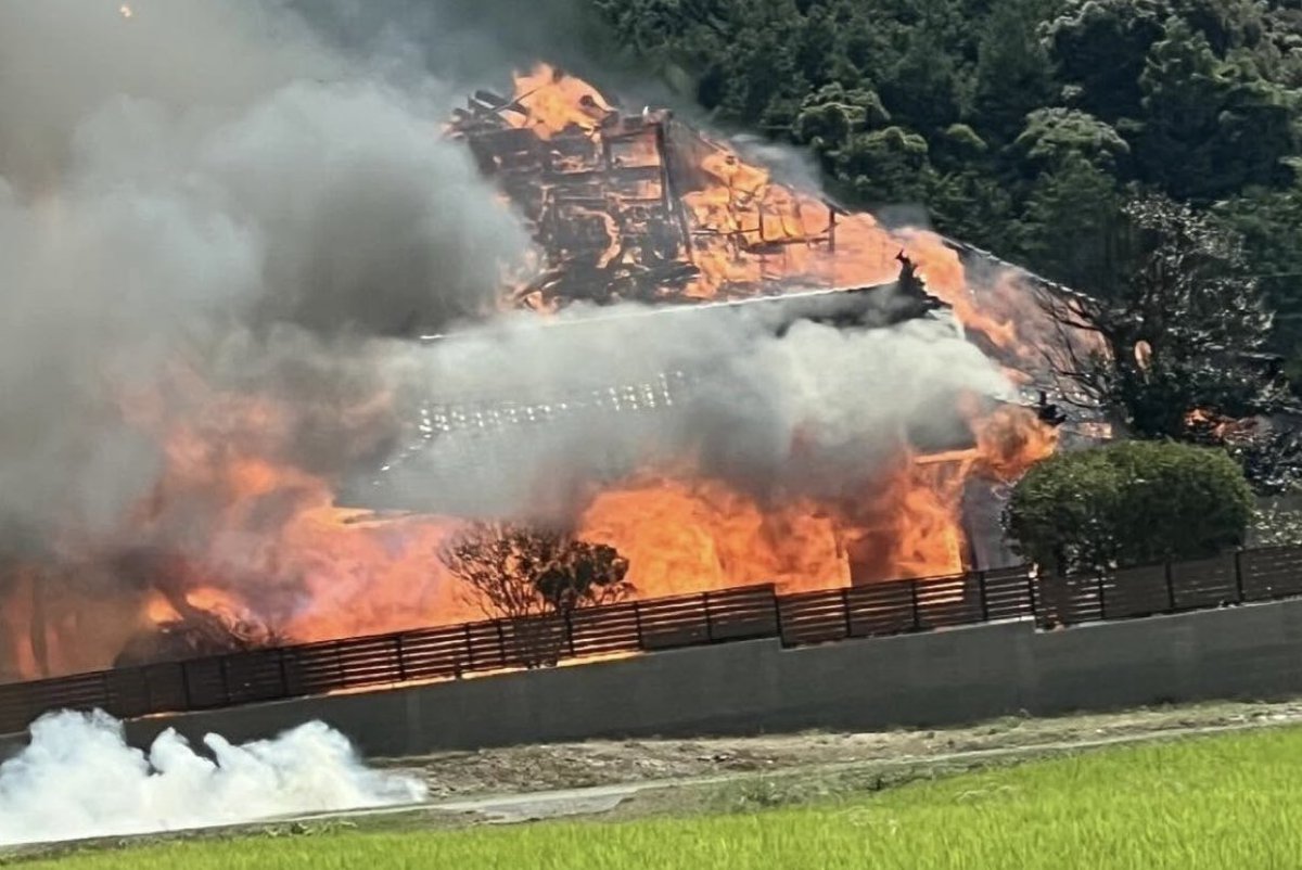 chihaya0425's tweet photo. また火事か😱
伊勢神宮外宮近くの大規模火災の実況見分が始まった直後、今度は山口・山陽小野田市の清安寺で本堂が全焼。
931年の創建で地域の人たちが守り続けてきた約1100年の祈りの場所が一瞬で消えた。
出火原因は調査中。
けが人はいないというが、失われたものは戻らない。
最近、神社仏閣の火災が多すぎないか。
・伊勢神宮近くの商店街火災（58棟被害）
・清安寺本堂全焼
・その他、今年に入ってからも複数件
偶然なのか。
防げた火災だったのか。
放火なのか、失火なのか。
消防も警察も、最後まで徹底的に調べてほしい。
うやむやにしてはいけない。
一度失えば二度と同じ形では戻ってこない文化財を、これ以上燃やさせないために。
https://t.co/mIVdb9xEqs