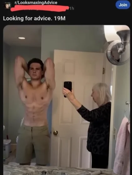sailaunderscore's tweet photo. There is one dignified way to hold a phone for a mirror selfie as a man. https://t.co/Dg4A4bdIvY