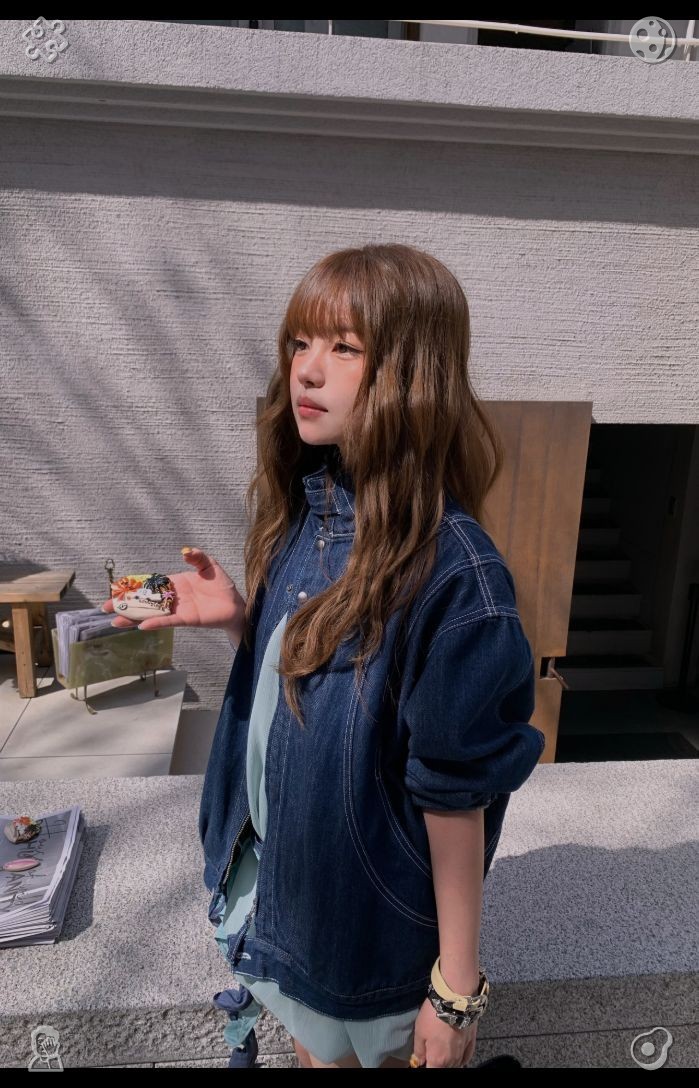 i1qd8's tweet photo. 🔫Strolling with companions The atmosphere feels cozy. She lets out a sigh, sits upright, and rubs her tired eyes. Sunlight streams through the curtains, even more radiant than the day before. She shifts her legs off the bed, her feet meeting the ground, then rises and stretches https://t.co/qUCN19CWC1