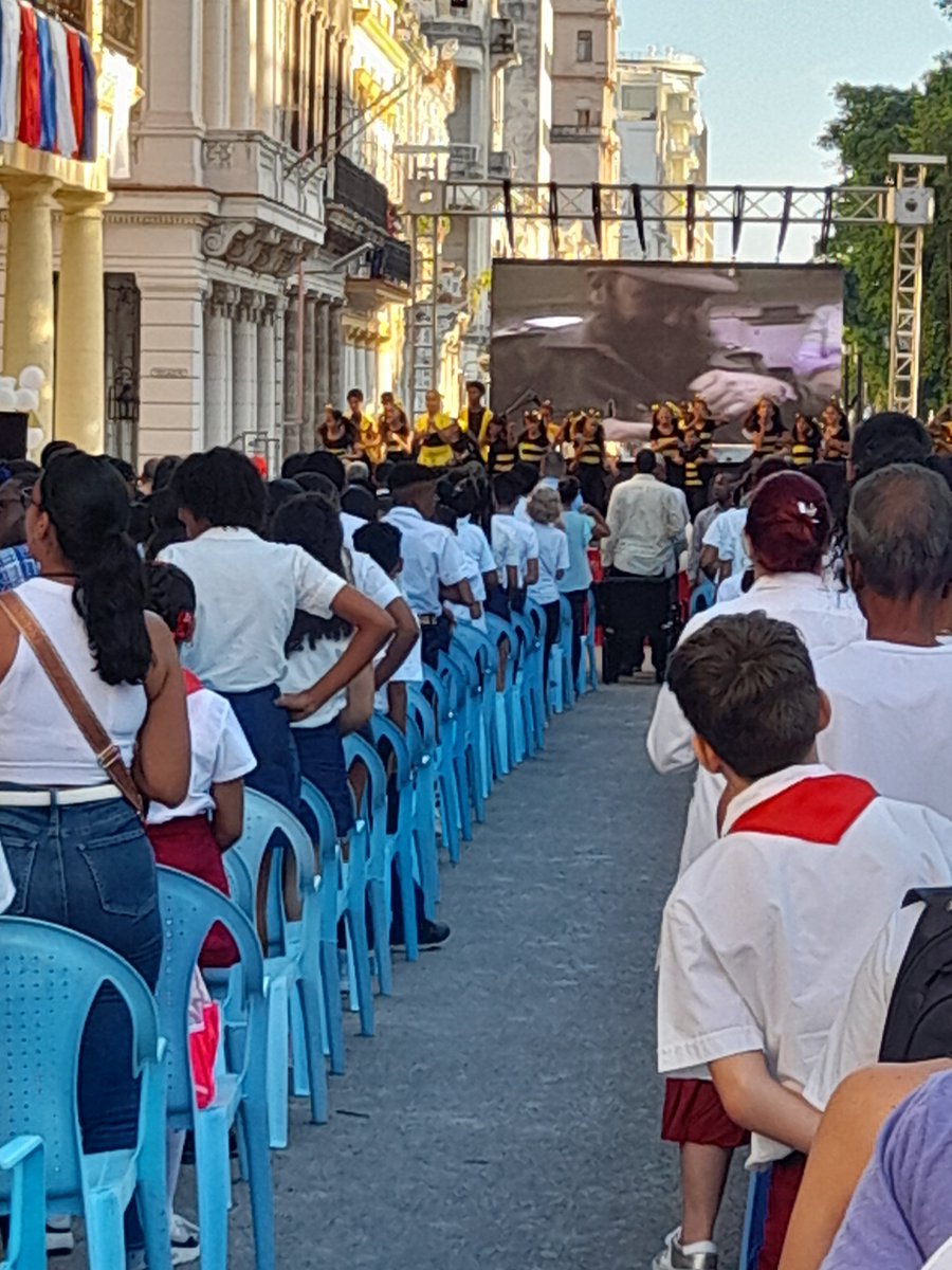SaerySerrano's tweet photo. Se canta y baila en Acto Nacional de inicio de curso "Cuba qué linda es Cuba#
#1DeSeptiembre
#ConFidelEnCadaAula
#LaHabanaDeTodos https://t.co/RZh6DgUjYA