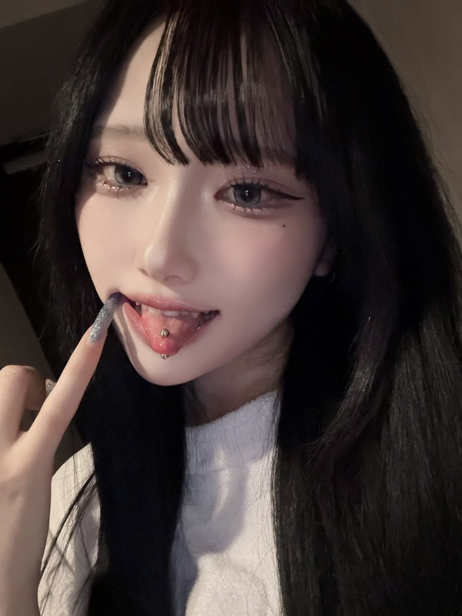 1ittledem0n's tweet photo. 八重歯すきー？ https://t.co/k5GyGYDrHn
