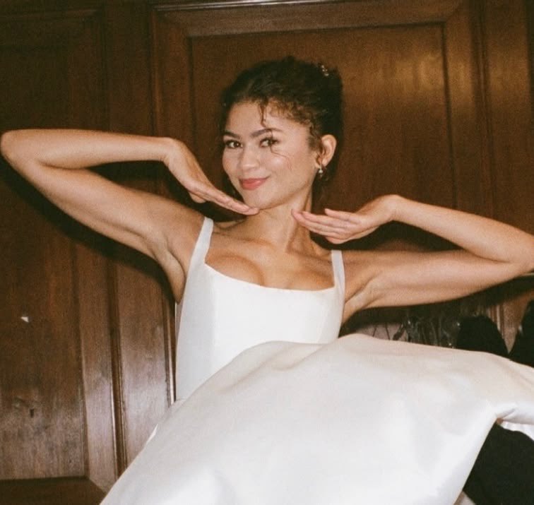 allieswinston's tweet photo. happy birthday zendaya my prettiest girl ever 🤍🤍 https://t.co/GicDuEehz1