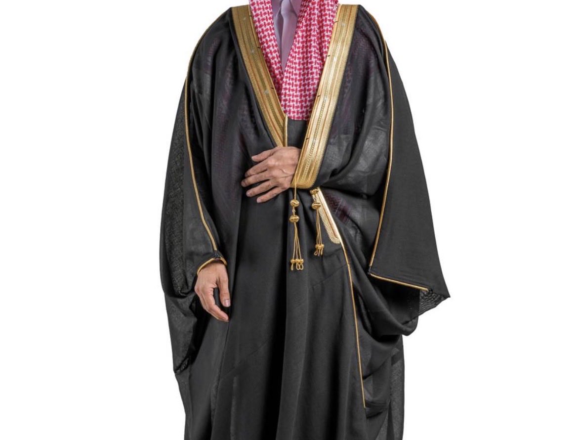 AlOdhibii's tweet photo. (( لبس البشت )) 
لبس البشت من أكثر النقاشات ازعاجاً للانسان عند سماعها 
وكثر اختلاف ونقاش البعض حيال مناسبة وأهمية لبس(البشت)أو ( المشلح )في المناسبات والأعراس ومن يحق له أن يلبس البشت ومن لا يحق له أن يلبس مما آثار البعض ( هداهم الله )
🔺وطالما ان لباس البشت 
ليس محرم او عورة أو سرقة خصوصيات الناس أو تعدي على الحريات 
🔺فعلى ذلك دعوا الناس ينبسطون
( ويكشخون لمن يرغب الكشخة ) وهذه كانت من عادات الناس قديما
🔺ولم نعلم في الشرع بأن لبس البشت محرم أو محصور على شخص أو اهل مدينة أو دولة محددة 
فنقاش مثل ذلك نقاش أمر سلبي
🔺وكان الاجدى مناقشة ماورد بتحريم 
أكل حقوق الناس 
وقطيعة الرحم 
والعبث والفساد في الأرض 
والفساد الاداري والمالي 
والعصبية والتعصب بين الناس 
🔺وهل من لبس البشت طلب منك فلوس لشرائه 
أو تعدى على خصوصياتك 
🔺أما موضوع نفسيتك وعدم راحتك عند مشاهدة من يلبس البشت ( لاي سبب ) فذلك خاص بك واهل بيتك فقط 
🔺وهل سيأتي يوم يستنكر البعض لبس الثوب و الشماغ أو الغترة والعقال ؟؟

 #السعودية #الرياض  #جدة #مكة #الباحة #القصيم #ابها #عسير #حائل #الجوف #تبوك #الدمام #عرعر #المدينة #نجران #جازان #الكويت #مصر #البحرين #العراق #القاهرة #المغرب #الجزائر #السودان #سوريا #دمشق #الأردن #ليبيا #لبنان #اليمن #قطر #لامارات #تونس #لندن