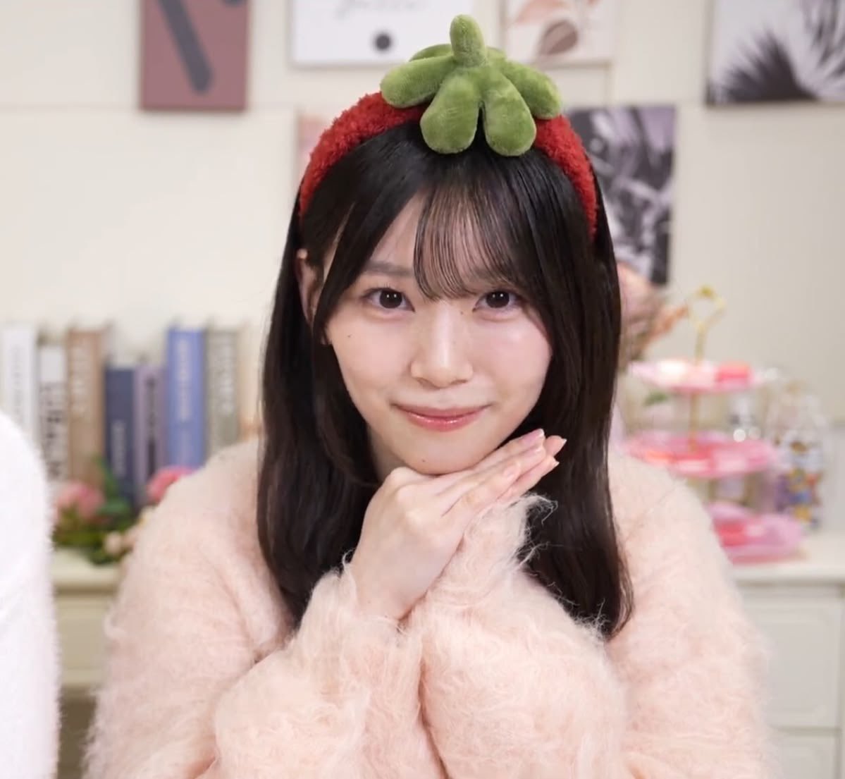 nn_skmt's tweet photo. 見る度に思うんだけど猫顔でなんでこんなに愛くるしいお顔をしてるの┏(┏ ;-; )┓
可愛い系にも綺麗系にもなれる女の子って無敵すぎる🌙* :ﾟ
 #山下瞳月  #アイドル https://t.co/Dop8UZJAQH