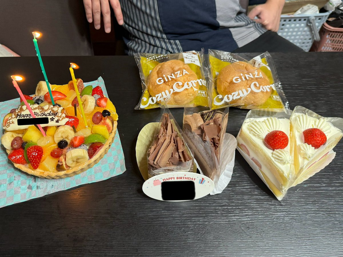 MitchellNoviter's tweet photo. さて、先週末は、実家に帰省しました！
今回、弟と娘の誕生日のお祝いでした！二人分のケーキを用意するという贅沢をば！

という訳で、一昨日の夕御飯がこちら！帰省、万歳っ！！（しみじみ）
沢山のご飯とお酒を楽しみました！こんなに家族で楽しく過ごす事が出来るのは、もう本当に有難い限りです！ https://t.co/SATeVn9AVf