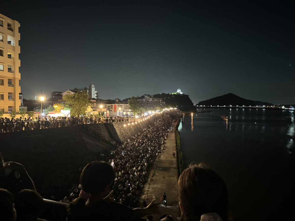MitchellNoviter's tweet photo. 「日本ライン夏まつりロングラン花火」、最終日に家族と一緒に遊びに行きました！

10日間も花火の打ち上げが続くとは、びっくりです！犬山城や木曽川を背景に、綺麗な花火を見る事が出来ました！沢山の人、凄い盛り上がりでした！
10分間とあっという間でも、楽しい時間だったなぁ・・・（しみじみ） https://t.co/fKdwdFEZux